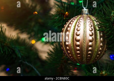 Boule de noël dorée sur l'arbre. Espace de copie, mise au point sélective. Banque D'Images