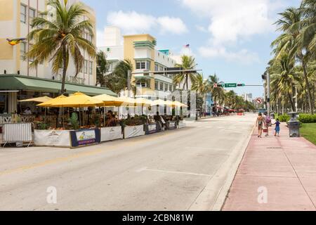 Un Ocean Drive presque déserté, fermé aux voitures, avec un restaurant offrant des places en plein air sur la route, à Miami Beach, Floride, États-Unis Banque D'Images