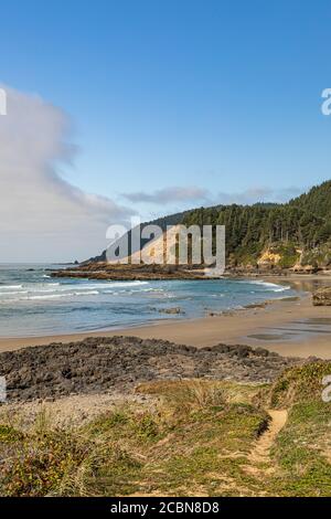 Image verticale - UNE plage de sable et des collines accidentées le long de la côte de l'Oregon et un mur de brouillard juste au large de la côte. Banque D'Images