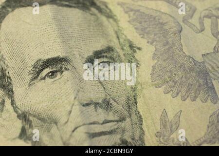 Abraham Lincoln face sur 5 cinq dollars banknote macro Banque D'Images