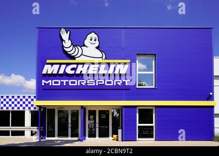 Clermont-Ferrand , auvergne / France - 08 10 2020 : logo michelin Motor sport et logo bibendum du fabricant et distributeur de Motorsport mot Banque D'Images