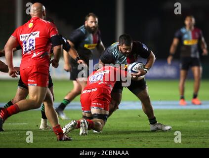 Simon Kerrod (au centre) de Harlequins est abordé par Ben Curry de sale Sharks lors du match de Premiership de Gallagher à Twickenham Stoop, Londres. Banque D'Images
