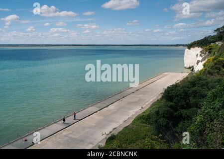 Bleu mer et ciel regardant vers le bas pour la falaise ouest esplande sur la promenade inférieure, falaises et pêcheurs à Ramsgate, Kent, Royaume-Uni Banque D'Images