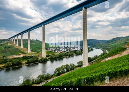 Pont de passage de Hochmosel, route fédérale B50 avec pont de Hochmosel, 160 mètres de haut et 1.7 kilomètres de long, au-dessus de la vallée de la Moselle, ne Banque D'Images