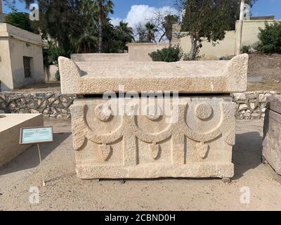 Tombes en pierre à l'extérieur de la catacombe de Kom el shokafa Banque D'Images