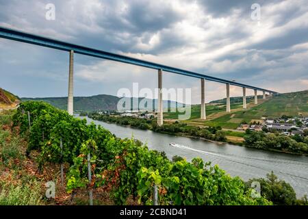 Pont de passage de Hochmosel, route fédérale B50 avec pont de Hochmosel, 160 mètres de haut et 1.7 kilomètres de long, au-dessus de la vallée de la Moselle, ne Banque D'Images