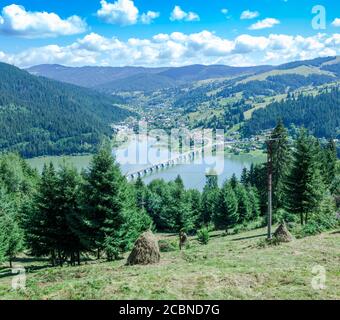 Lac de Bicaz et viaduc de Poiana Teiului en Roumanie Banque D'Images