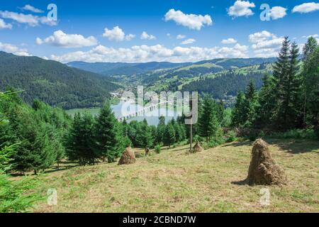 Lac de Bicaz et viaduc de Poiana Teiului en Roumanie Banque D'Images