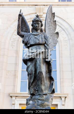 Thomas Wolfe Memorial Angel du sculpteur Dan Millsaugh se dresse devant le musée d'art de Pack Square, dans le centre-ville d'Asheville, en Caroline du Nord, aux États-Unis Banque D'Images