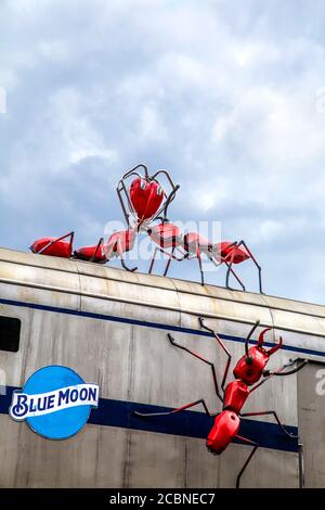 Des fourmis créés par l'artiste Joe Rush à partir de matériaux redessinés rampant sur une voiture de train à Vinegar Yard, Londres, Royaume-Uni Banque D'Images