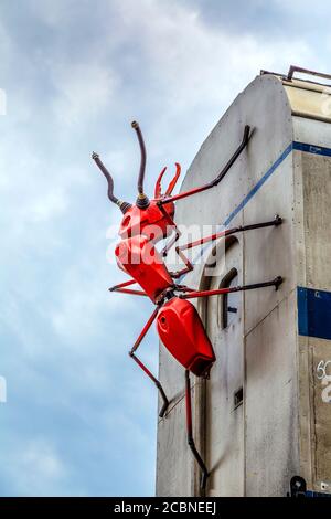 Des fourmis créés par l'artiste Joe Rush à partir de matériaux redessinés rampant sur une voiture de train à Vinegar Yard, Londres, Royaume-Uni Banque D'Images