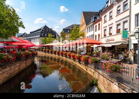 La place Saarburg, sur le Saar, sur le marché, la gastronomie sur le ruisseau Leuk, prend son entaille dans le Saar, la gastronomie Rhénanie-Palatinat, Allemagne Banque D'Images
