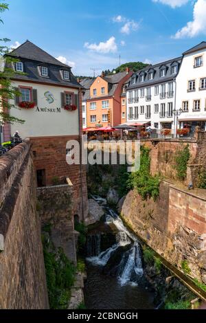 La place Saarburg, sur le Saar, sur le marché, la gastronomie au ruisseau Leuk, chute d'eau, prend ses pneus dans le Saar, la gastronomie Rhénanie-Palatinat, Allemagne Banque D'Images