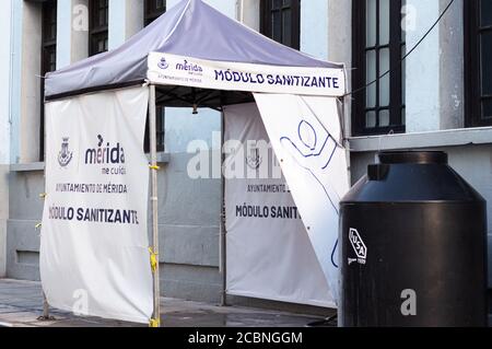 Pandémie de coronavirus au Mexique. Traversez la station d'assainissement Covid 19 dans les rues du centre-ville de Merida, Yucatan, Mexique Banque D'Images