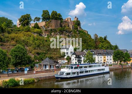 La ville de Saarburg, sur le fleuve Saar, château, bateau d'excursion, Rhénanie-Palatinat, Allemagne Banque D'Images