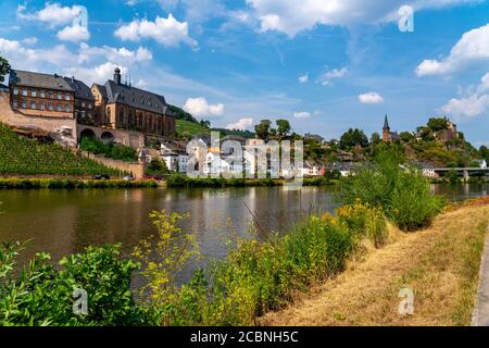 La ville de Saarburg, sur le fleuve Saar, château, église protestante, pont de la vieille ville, bateau d'excursion, Rhénanie-Palatinat, Allemagne Banque D'Images