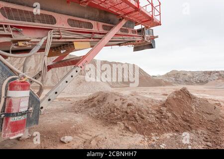 Broyage de machines travaillant sur la carrière à ciel ouvert Banque D'Images