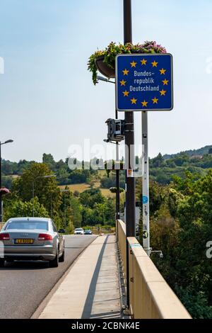 La place Schengen, sur la Moselle, au Grand-Duché de Luxembourg, où l'accord de Schengen de 1985 a été signé, le pont de Moselle Banque D'Images