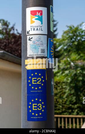 La place Schengen, sur la Moselle, au Grand-Duché de Luxembourg, où l'accord de Schengen de 1985 a été signé, sentier de randonnée européen Banque D'Images