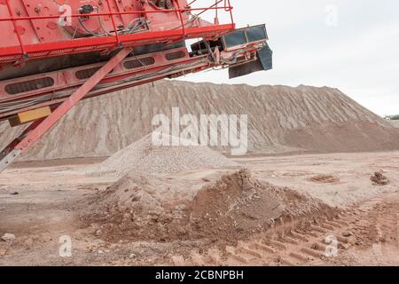 Broyage de machines travaillant sur la carrière à ciel ouvert Banque D'Images