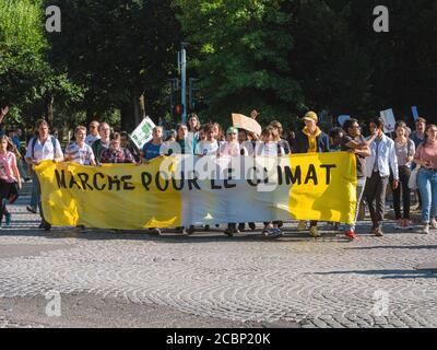 Strasbourg, France - 21 septembre 2019 : vue de face d'un grand groupe de personnes activistes du changement climatique avec une bannière jaune pour la manifestation en tant qu'inscription principale Marche pour le climat - manifestation pour le climat Banque D'Images