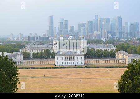 Vue sur Canary Wharf, Queen's House, Old Naval College, Maritime Museum, Greenwich Park, depuis l'observatoire royal, le mois d'août. Banque D'Images