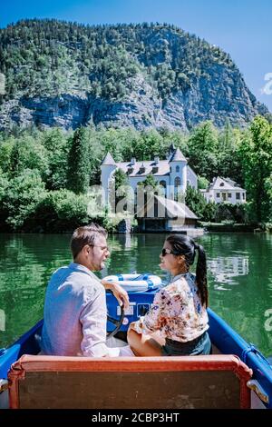 Couple visite du village de Hallstatt sur le lac de Hallstatter dans les Alpes autrichiennes Autriche Banque D'Images