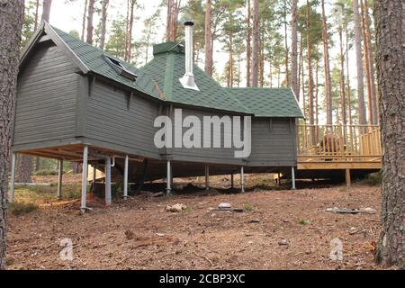 Une bothy en Écosse sur pilotis métalliques dans la forêt Banque D'Images