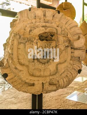 Un disque de pierre sculpté dans le musée sur les ruines de la ville maya de Tonina, près d'Ocostigo, Mexique. Banque D'Images