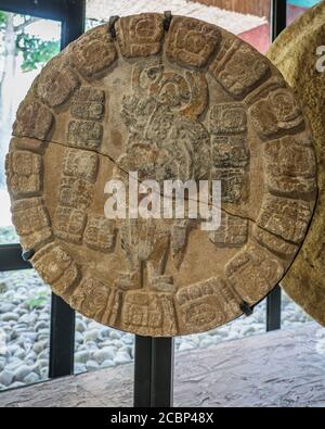 Un calendrier en pierre représentant des dates importantes pour la dynastie régnante des Snake Skulls dans le musée aux ruines de la ville maya de Tonina, près de O Banque D'Images