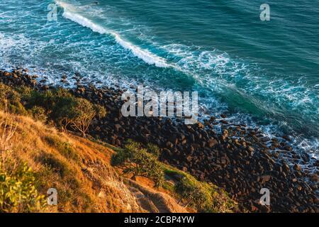 Vagues se brisant sur la plage rocheuse de Burleigh Heads, Queensland, Australie Banque D'Images