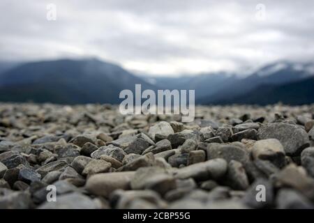 pierres sur le fond d'un paysage de montagne. ciel avec des nuages Banque D'Images