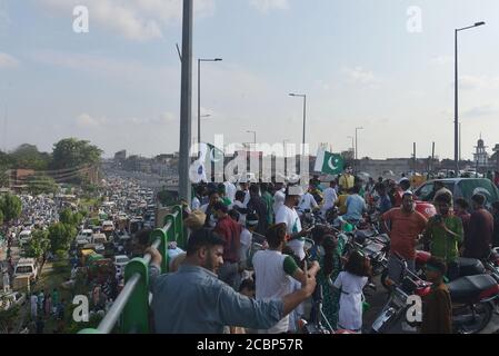 Un grand nombre de Pakistanais appréciant et célébrant le 14 août lors des célébrations marquant la Journée de l'indépendance du Pakistan (Journée nationale) au parc Greater Iqbal de Lahore. Alors que la nation commence à se préparer à célébrer le 73e jour de l'indépendance du Pakistan de manières bien ajustées. En outre, les véhicules pourraient être vus sur des routes peintes avec des couleurs de drapeau national, ce qui montre l'enthousiasme des gens pour commémorer le jour de l'indépendance du pays. La célébration annuelle est tous les 14 août. Le pays a obtenu son indépendance de la domination britannique le 14 août 1947. Pendant le Banque D'Images