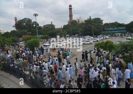 Un grand nombre de Pakistanais appréciant et célébrant le 14 août lors des célébrations marquant la Journée de l'indépendance du Pakistan (Journée nationale) au parc Greater Iqbal de Lahore. Alors que la nation commence à se préparer à célébrer le 73e jour de l'indépendance du Pakistan de manières bien ajustées. En outre, les véhicules pourraient être vus sur des routes peintes avec des couleurs de drapeau national, ce qui montre l'enthousiasme des gens pour commémorer le jour de l'indépendance du pays. La célébration annuelle est tous les 14 août. Le pays a obtenu son indépendance de la domination britannique le 14 août 1947. Pendant le Banque D'Images