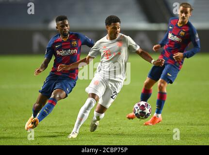 (200815) -- LISBONNE, 15 août 2020 (Xinhua) -- Serge Gnabry (C) du Bayern Munich court avec la balle sous pression de Nelson Semedo (L) de Barcelone lors du quart de finale de l'UEFA Champions League 2019-2020 entre le Bayern Munich et Barcelone à Lisbonne, Portugal, le 14 août 2020. (UEFA/document via Xinhua) Banque D'Images