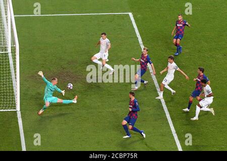 (200815) -- LISBONNE, 15 août 2020 (Xinhua) -- Marc-Andre ter Stegen (1er L) de Barcelone ne parvient pas à sauver le ballon lors du quart de finale de l'UEFA Champions League 2019-2020 entre le Bayern Munich et Barcelone à Lisbonne, Portugal, 14 août 2020. (UEFA/document via Xinhua) Banque D'Images