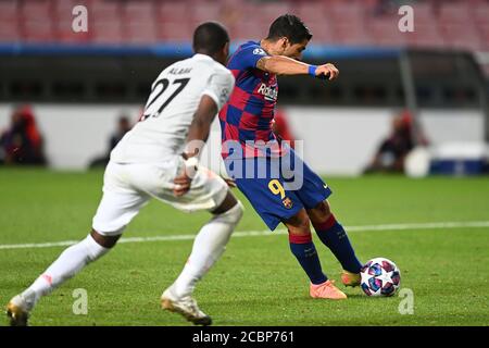 (200815) -- LISBONNE, le 15 août 2020 (Xinhua) -- Luis Suarez (R) de Barcelone lance le ballon lors du quart de finale de l'UEFA Champions League 2019-2020 entre le Bayern Munich et Barcelone à Lisbonne, Portugal, le 14 août 2020. (UEFA/document via Xinhua) Banque D'Images