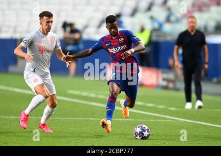 (200815) -- LISBONNE, le 15 août 2020 (Xinhua) -- Nelson Semedo (C) de Barcelone traverse contre Ivan Perisic (L) du Bayern Munich lors du quart-finale de la Ligue des champions de l'UEFA 2019-2020 entre le Bayern Munich et Barcelone à Lisbonne, Portugal, le 14 août 2020. (UEFA/document via Xinhua) Banque D'Images