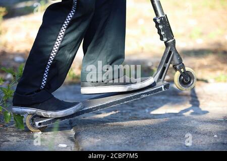 scooter en action, cascades extrêmes sur un scooter, scooter de cascades Banque D'Images