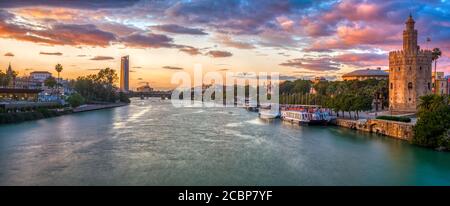 Vue panoramique sur le fleuve Guadalquivir au crépuscule depuis le pont San Telmo, Séville, Espagne Banque D'Images