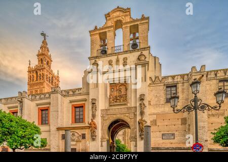 Puerta del Pedoon (porte du pardon) avec la tour Giralda en arrière-plan, Séville, Espagne Banque D'Images