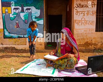 DISTRICT KATNI, INDE - 01 JANVIER 2020: Un gouvernement de village indien femme Anganwadi enseignant enseignant à la pauvre école fille à l'extérieur de la classe r Banque D'Images