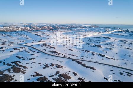 Route solitaire vers le Cap Nord dans la neige couverte paysage arctique en voiture, Finnmark, Norvège Banque D'Images