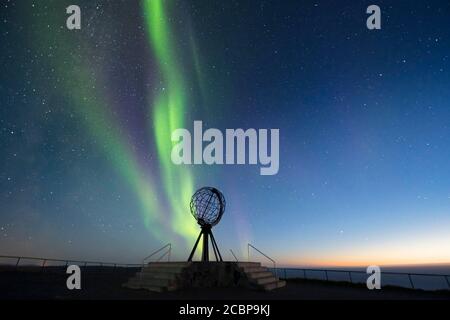 Globe en acier à North Cape avec lumières nordiques, Finnmark, Norvège Banque D'Images