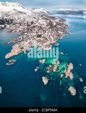 Vue aérienne de la baie de Senjehestneset avec les îles de l'archipel offshore et le lit de mer turquoise, île de Senja, Troms, Norvège Banque D'Images