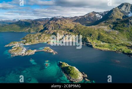 Archipel, petites îles rocheuses de l'âge des glaces dans le fjord devant les pentes de montagne vertes près de Hamn, île de Senja, Troms, Norvège Banque D'Images