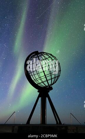 Globe en acier à North Cape avec lumières nordiques, Finnmark, Norvège Banque D'Images