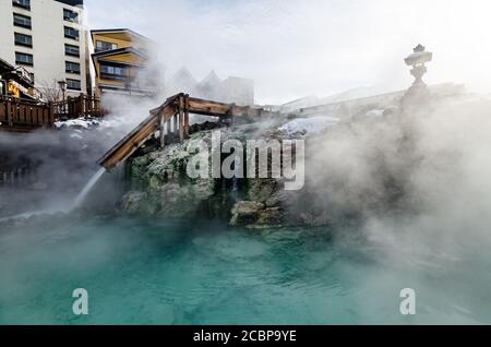 Vue de jour de Yubatake, un symbole principal de Kusatsu Onsen, où l'eau chaude jaillit sur des canaux en bois de pin. Banque D'Images