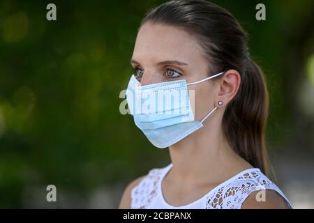 La femme porte correctement le masque de bouche sur le nez et la bouche, portrait, crise corona, Allemagne Banque D'Images