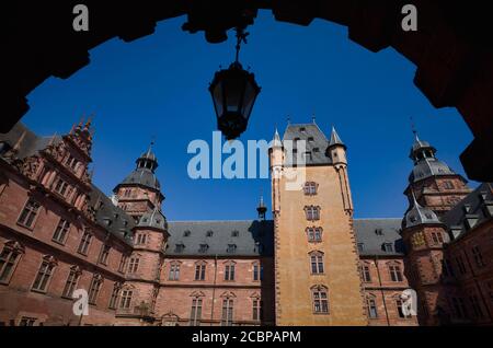 Château de Johannisburg am main, Château Renaissance, cour avec donjon, Aschaffenburg, Basse-Franconie, Bavière, Allemagne Banque D'Images